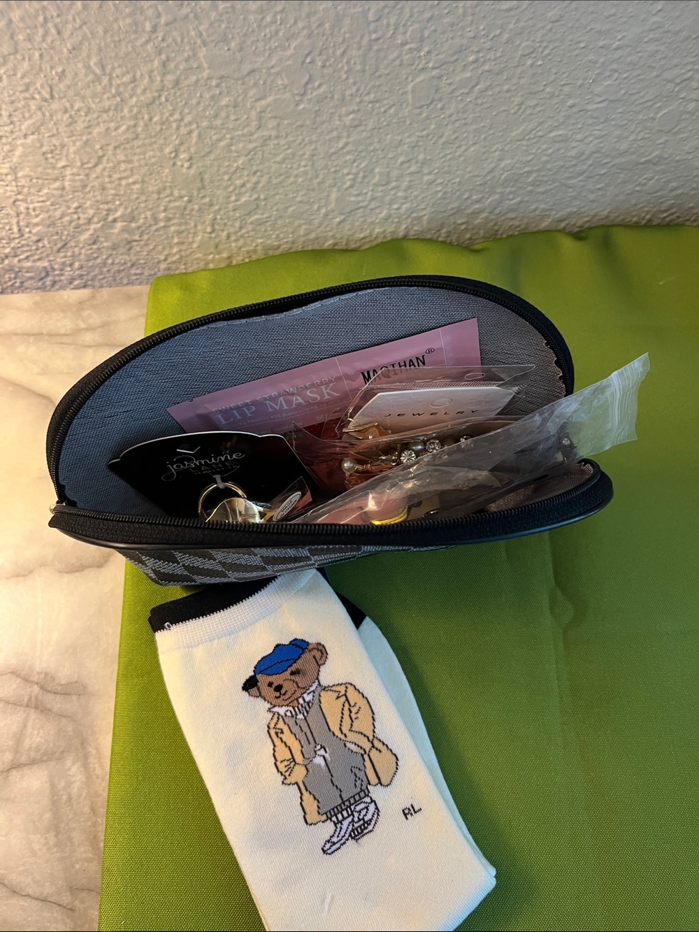 Brand New makeup bag w/accessories!